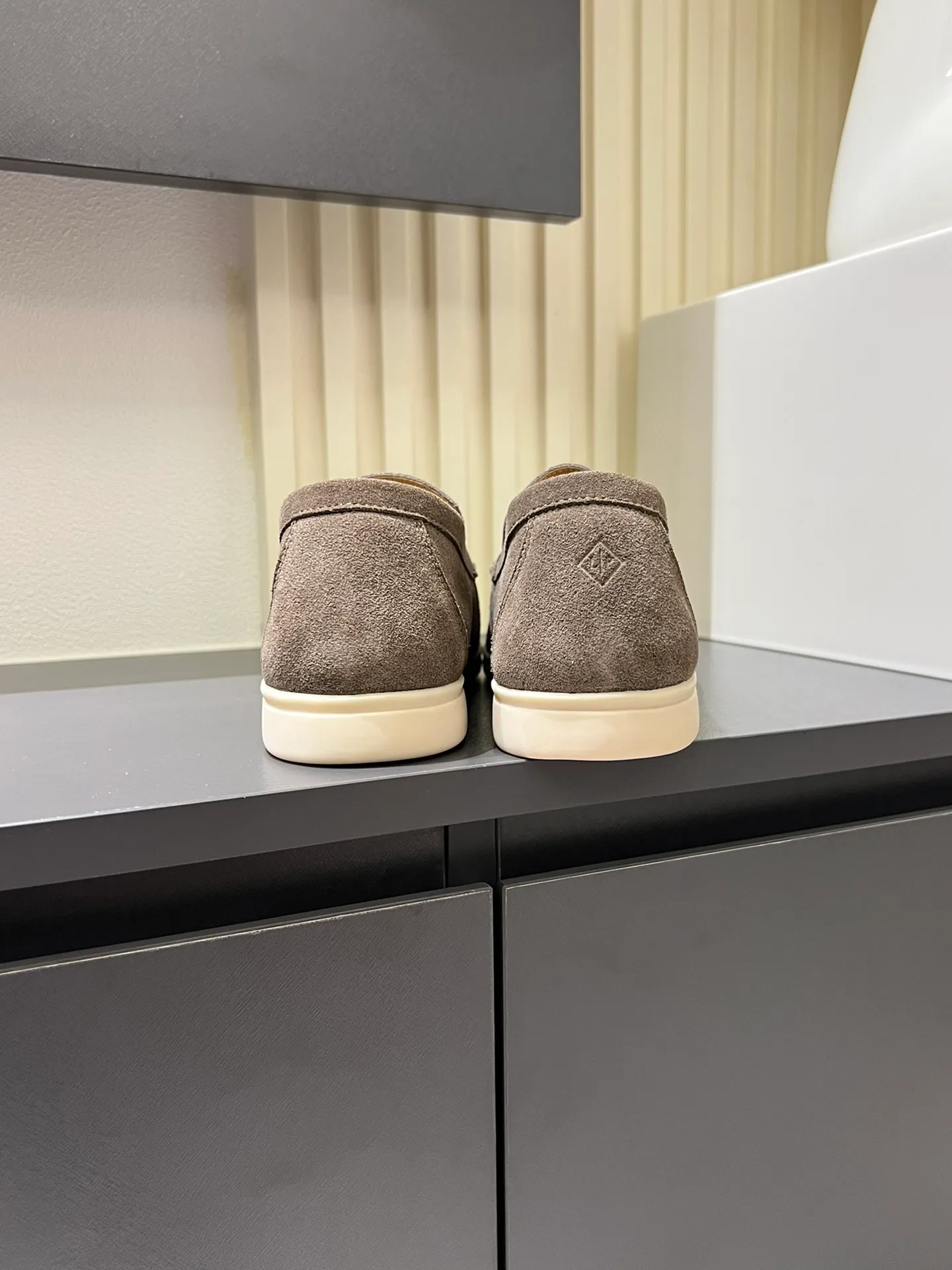 Men's shoes 💰p360 "Loro men's shoes 💰pian'*" Classic L men's shoes for couples 💰p Top version British flat loafers, a must-have item in old money style, the minimalist design is eye-catching and durable, a plus point for dressing The soft foot feel and texture are outstanding. They don’t scratch your feet and are very nice. They are matched with soft and waxy soles. They can be worn daily for a long time without getting tired. They are easy to wear, versatile and classic items, with perfect foot feel and texture! Imported cashmere fabric, the lining is made of imported A-grade water-dyed cow lining, the top version of the genuine leather midsole is sewn with pure handmade mark thread! Size: Female 35-40 (34. Customized) Male 38-44 (45.46. Customized)